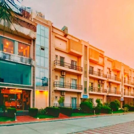 Vrindavan Dreams Hotel And Suites Luaran gambar