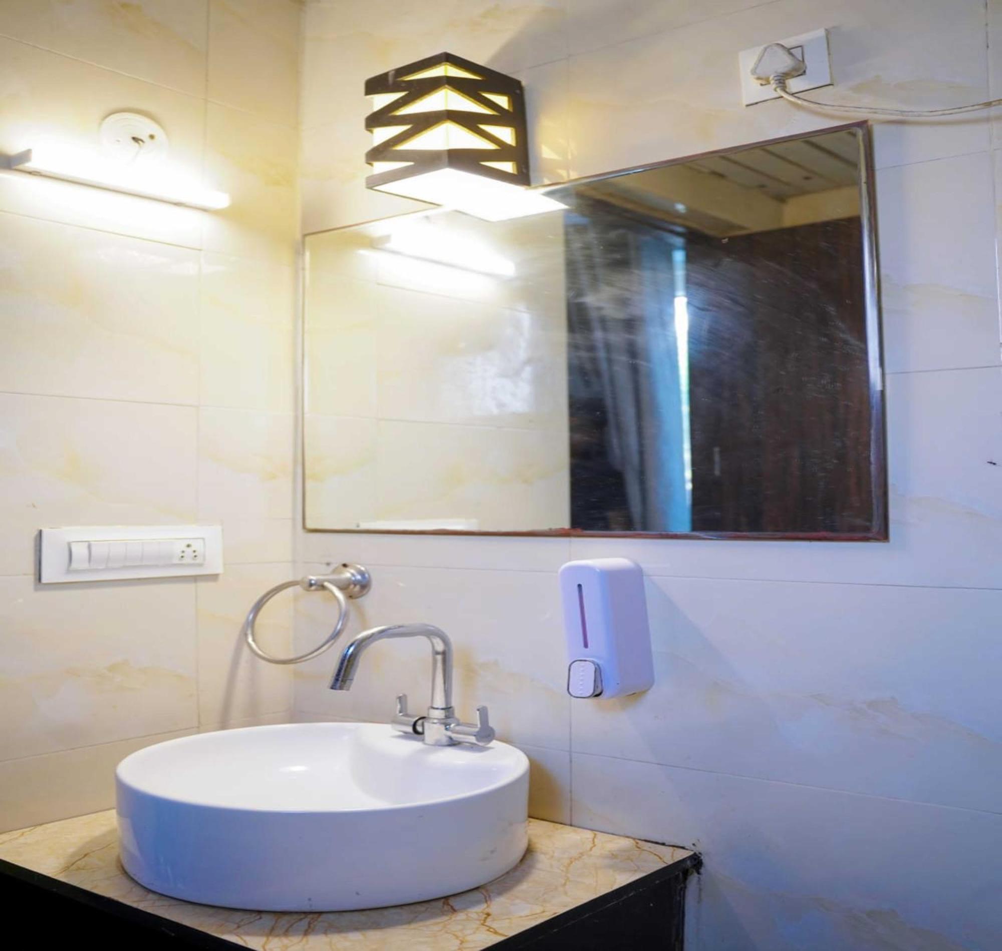 Vrindavan Dreams Hotel And Suites Luaran gambar