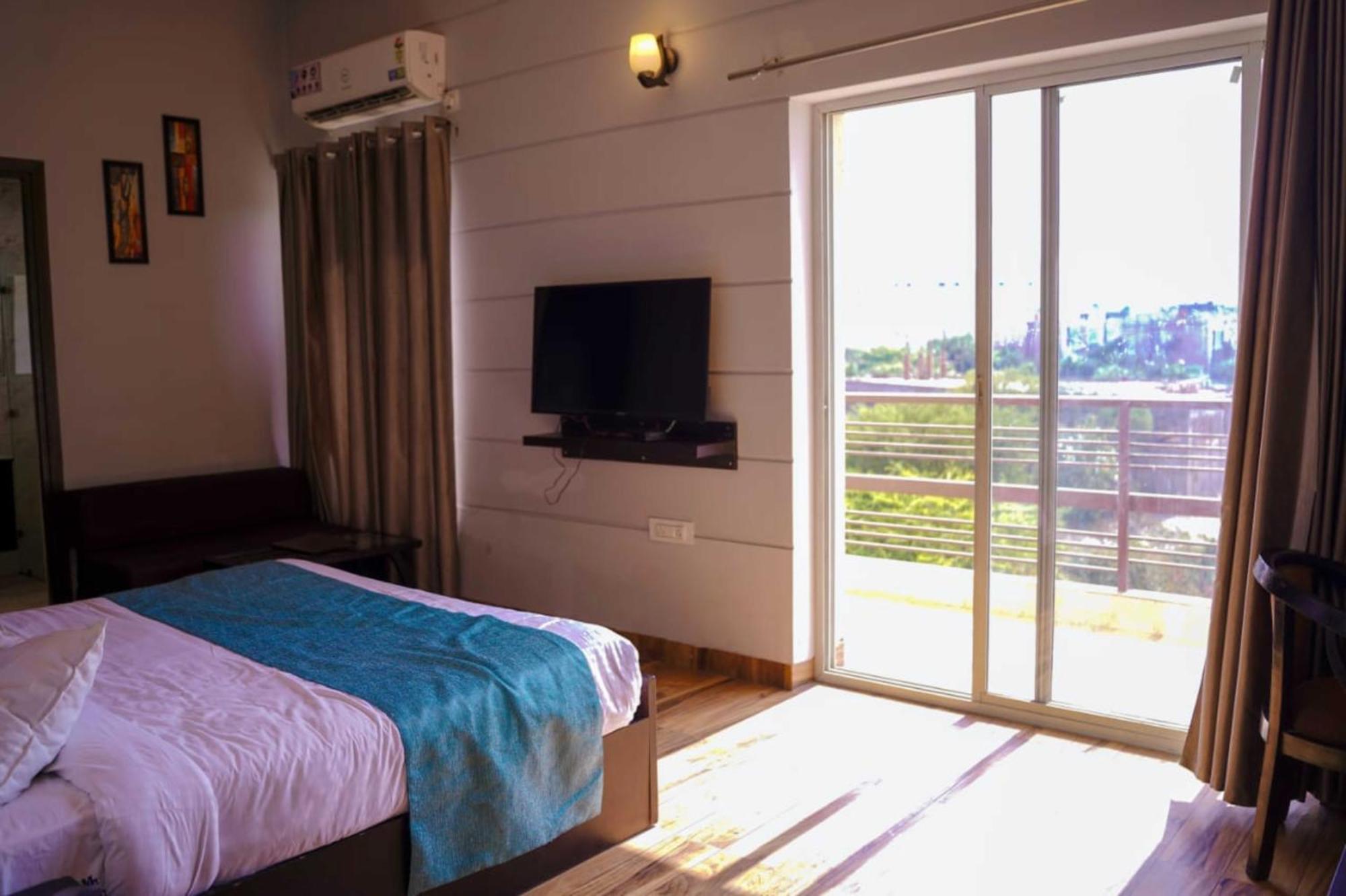 Vrindavan Dreams Hotel And Suites Luaran gambar